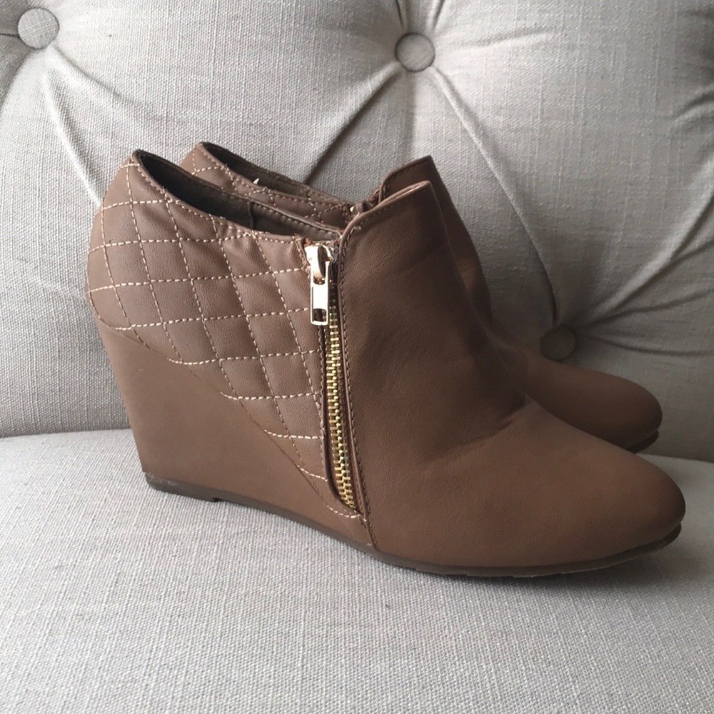 LIKE NEW! Tan booties size 9